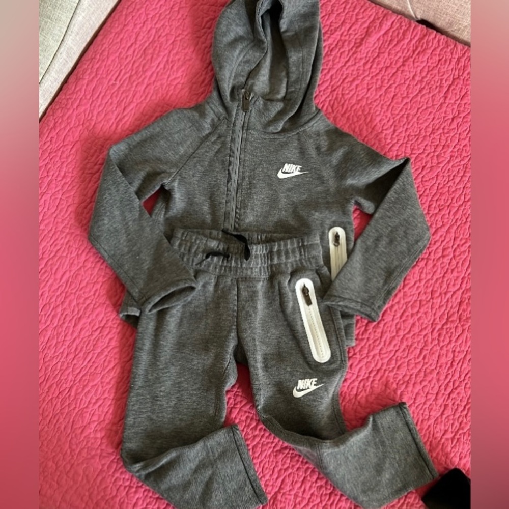 Nike 4T Set - Gray Sweatpants & Hoodie in EUC